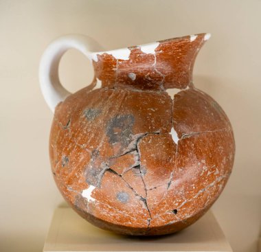 Antik Perge kentinden heykeller, lahitler ve diğer eserler Antalya Müzesi 'nde sergileniyor. Perge, Antalya, Türkiye 'deki sütunlar. Pamphylian antik kentindeki sütunlu caddenin kalıntıları. Perge, Antalya, Türkiye 'deki sütunlar.