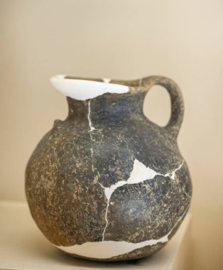 Antik Perge kentinden heykeller, lahitler ve diğer eserler Antalya Müzesi 'nde sergileniyor. Perge, Antalya, Türkiye 'deki sütunlar. Pamphylian antik kentindeki sütunlu caddenin kalıntıları. Perge, Antalya, Türkiye 'deki sütunlar.