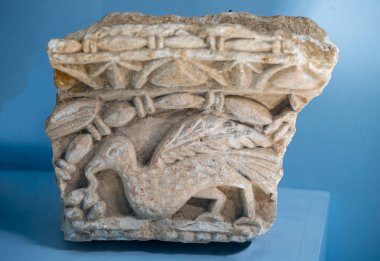 Antik Perge kentinden heykeller, lahitler ve diğer eserler Antalya Müzesi 'nde sergileniyor. Perge, Antalya, Türkiye 'deki sütunlar. Pamphylian antik kentindeki sütunlu caddenin kalıntıları. Perge, Antalya, Türkiye 'deki sütunlar.