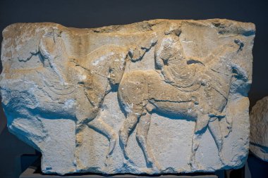 Antik Perge kentinden heykeller, lahitler ve diğer eserler Antalya Müzesi 'nde sergileniyor. Perge, Antalya, Türkiye 'deki sütunlar. Pamphylian antik kentindeki sütunlu caddenin kalıntıları. Perge, Antalya, Türkiye 'deki sütunlar.