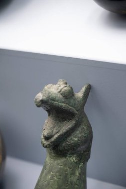 Antik Perge kentinden heykeller, lahitler ve diğer eserler Antalya Müzesi 'nde sergileniyor. Perge, Antalya, Türkiye 'deki sütunlar. Pamphylian antik kentindeki sütunlu caddenin kalıntıları. Perge, Antalya, Türkiye 'deki sütunlar.