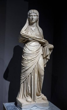 Antik Perge kentinden heykeller, lahitler ve diğer eserler Antalya Müzesi 'nde sergileniyor. Perge, Antalya, Türkiye 'deki sütunlar. Pamphylian antik kentindeki sütunlu caddenin kalıntıları. Perge, Antalya, Türkiye 'deki sütunlar.