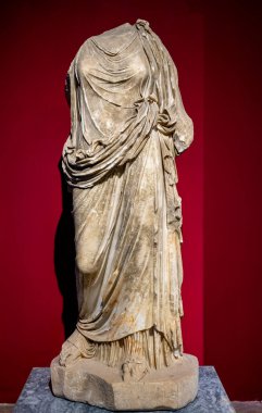 Antik Perge kentinden heykeller, lahitler ve diğer eserler Antalya Müzesi 'nde sergileniyor. Perge, Antalya, Türkiye 'deki sütunlar. Pamphylian antik kentindeki sütunlu caddenin kalıntıları. Perge, Antalya, Türkiye 'deki sütunlar.