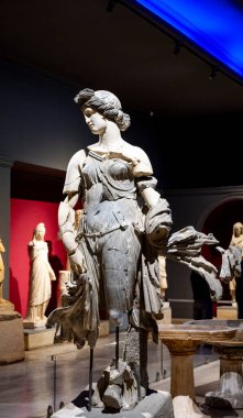 Antik Perge kentinden heykeller, lahitler ve diğer eserler Antalya Müzesi 'nde sergileniyor. Perge, Antalya, Türkiye 'deki sütunlar. Pamphylian antik kentindeki sütunlu caddenin kalıntıları. Perge, Antalya, Türkiye 'deki sütunlar.