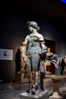 Antik Perge kentinden heykeller, lahitler ve diğer eserler Antalya Müzesi 'nde sergileniyor. Perge, Antalya, Türkiye 'deki sütunlar. Pamphylian antik kentindeki sütunlu caddenin kalıntıları. Perge, Antalya, Türkiye 'deki sütunlar.