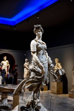 Antik Perge kentinden heykeller, lahitler ve diğer eserler Antalya Müzesi 'nde sergileniyor. Perge, Antalya, Türkiye 'deki sütunlar. Pamphylian antik kentindeki sütunlu caddenin kalıntıları. Perge, Antalya, Türkiye 'deki sütunlar.