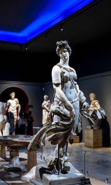 Antik Perge kentinden heykeller, lahitler ve diğer eserler Antalya Müzesi 'nde sergileniyor. Perge, Antalya, Türkiye 'deki sütunlar. Pamphylian antik kentindeki sütunlu caddenin kalıntıları. Perge, Antalya, Türkiye 'deki sütunlar.