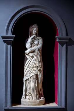 Antik Perge kentinden heykeller, lahitler ve diğer eserler Antalya Müzesi 'nde sergileniyor. Perge, Antalya, Türkiye 'deki sütunlar. Pamphylian antik kentindeki sütunlu caddenin kalıntıları. Perge, Antalya, Türkiye 'deki sütunlar.