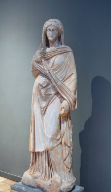 Antik Perge kentinden heykeller, lahitler ve diğer eserler Antalya Müzesi 'nde sergileniyor. Perge, Antalya, Türkiye 'deki sütunlar. Pamphylian antik kentindeki sütunlu caddenin kalıntıları. Perge, Antalya, Türkiye 'deki sütunlar.