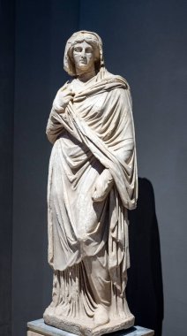 Antik Perge kentinden heykeller, lahitler ve diğer eserler Antalya Müzesi 'nde sergileniyor. Perge, Antalya, Türkiye 'deki sütunlar. Pamphylian antik kentindeki sütunlu caddenin kalıntıları. Perge, Antalya, Türkiye 'deki sütunlar.