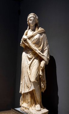 Antik Perge kentinden heykeller, lahitler ve diğer eserler Antalya Müzesi 'nde sergileniyor. Perge, Antalya, Türkiye 'deki sütunlar. Pamphylian antik kentindeki sütunlu caddenin kalıntıları. Perge, Antalya, Türkiye 'deki sütunlar.