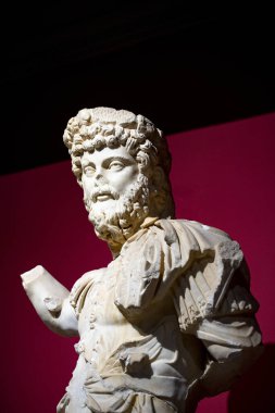 Antik Perge kentinden heykeller, lahitler ve diğer eserler Antalya Müzesi 'nde sergileniyor. Perge, Antalya, Türkiye 'deki sütunlar. Pamphylian antik kentindeki sütunlu caddenin kalıntıları. Perge, Antalya, Türkiye 'deki sütunlar.