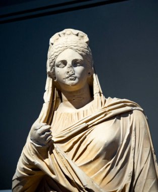 Antik Perge kentinden heykeller, lahitler ve diğer eserler Antalya Müzesi 'nde sergileniyor. Perge, Antalya, Türkiye 'deki sütunlar. Pamphylian antik kentindeki sütunlu caddenin kalıntıları. Perge, Antalya, Türkiye 'deki sütunlar.