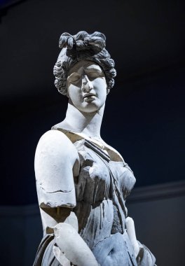 Antik Perge kentinden heykeller, lahitler ve diğer eserler Antalya Müzesi 'nde sergileniyor. Perge, Antalya, Türkiye 'deki sütunlar. Pamphylian antik kentindeki sütunlu caddenin kalıntıları. Perge, Antalya, Türkiye 'deki sütunlar.