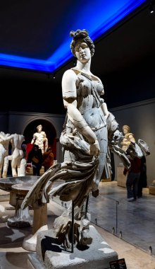 Antik Perge kentinden heykeller, lahitler ve diğer eserler Antalya Müzesi 'nde sergileniyor. Perge, Antalya, Türkiye 'deki sütunlar. Pamphylian antik kentindeki sütunlu caddenin kalıntıları. Perge, Antalya, Türkiye 'deki sütunlar.