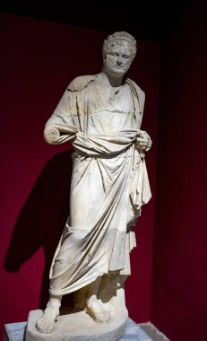 Antik Perge kentinden heykeller, lahitler ve diğer eserler Antalya Müzesi 'nde sergileniyor. Perge, Antalya, Türkiye 'deki sütunlar. Pamphylian antik kentindeki sütunlu caddenin kalıntıları. Perge, Antalya, Türkiye 'deki sütunlar.