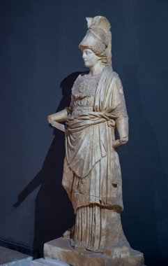 Antik Perge kentinden heykeller, lahitler ve diğer eserler Antalya Müzesi 'nde sergileniyor. Perge, Antalya, Türkiye 'deki sütunlar. Pamphylian antik kentindeki sütunlu caddenin kalıntıları. Perge, Antalya, Türkiye 'deki sütunlar.