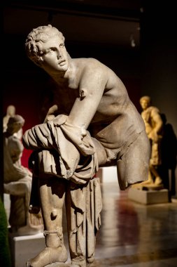 Antik Perge kentinden heykeller, lahitler ve diğer eserler Antalya Müzesi 'nde sergileniyor. Perge, Antalya, Türkiye 'deki sütunlar. Pamphylian antik kentindeki sütunlu caddenin kalıntıları. Perge, Antalya, Türkiye 'deki sütunlar.