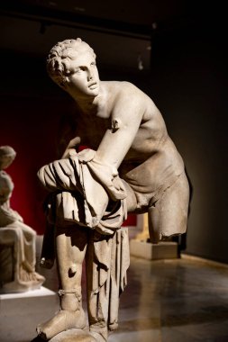 Antik Perge kentinden heykeller, lahitler ve diğer eserler Antalya Müzesi 'nde sergileniyor. Perge, Antalya, Türkiye 'deki sütunlar. Pamphylian antik kentindeki sütunlu caddenin kalıntıları. Perge, Antalya, Türkiye 'deki sütunlar.