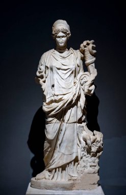 Antik Perge kentinden heykeller, lahitler ve diğer eserler Antalya Müzesi 'nde sergileniyor. Perge, Antalya, Türkiye 'deki sütunlar. Pamphylian antik kentindeki sütunlu caddenin kalıntıları. Perge, Antalya, Türkiye 'deki sütunlar.