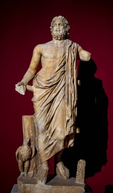 Antik Perge kentinden heykeller, lahitler ve diğer eserler Antalya Müzesi 'nde sergileniyor. Perge, Antalya, Türkiye 'deki sütunlar. Pamphylian antik kentindeki sütunlu caddenin kalıntıları. Perge, Antalya, Türkiye 'deki sütunlar.