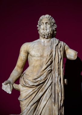 Antik Perge kentinden heykeller, lahitler ve diğer eserler Antalya Müzesi 'nde sergileniyor. Perge, Antalya, Türkiye 'deki sütunlar. Pamphylian antik kentindeki sütunlu caddenin kalıntıları. Perge, Antalya, Türkiye 'deki sütunlar.