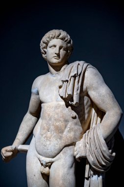 Antik Perge kentinden heykeller, lahitler ve diğer eserler Antalya Müzesi 'nde sergileniyor. Perge, Antalya, Türkiye 'deki sütunlar. Pamphylian antik kentindeki sütunlu caddenin kalıntıları. Perge, Antalya, Türkiye 'deki sütunlar.