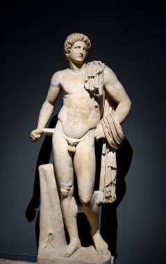 Antik Perge kentinden heykeller, lahitler ve diğer eserler Antalya Müzesi 'nde sergileniyor. Perge, Antalya, Türkiye 'deki sütunlar. Pamphylian antik kentindeki sütunlu caddenin kalıntıları. Perge, Antalya, Türkiye 'deki sütunlar.