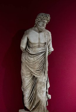 Antik Perge kentinden heykeller, lahitler ve diğer eserler Antalya Müzesi 'nde sergileniyor. Perge, Antalya, Türkiye 'deki sütunlar. Pamphylian antik kentindeki sütunlu caddenin kalıntıları. Perge, Antalya, Türkiye 'deki sütunlar.