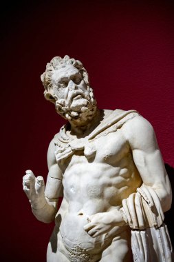 Antik Perge kentinden heykeller, lahitler ve diğer eserler Antalya Müzesi 'nde sergileniyor. Perge, Antalya, Türkiye 'deki sütunlar. Pamphylian antik kentindeki sütunlu caddenin kalıntıları. Perge, Antalya, Türkiye 'deki sütunlar.