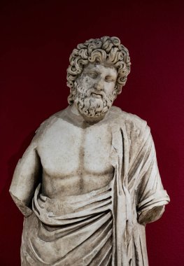 Antik Perge kentinden heykeller, lahitler ve diğer eserler Antalya Müzesi 'nde sergileniyor. Perge, Antalya, Türkiye 'deki sütunlar. Pamphylian antik kentindeki sütunlu caddenin kalıntıları. Perge, Antalya, Türkiye 'deki sütunlar.