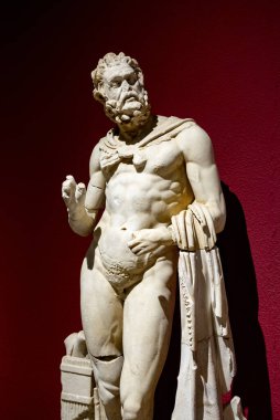 Antik Perge kentinden heykeller, lahitler ve diğer eserler Antalya Müzesi 'nde sergileniyor. Perge, Antalya, Türkiye 'deki sütunlar. Pamphylian antik kentindeki sütunlu caddenin kalıntıları. Perge, Antalya, Türkiye 'deki sütunlar.