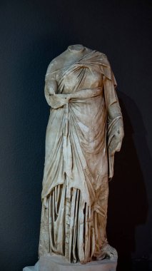 Antik Perge kentinden heykeller, lahitler ve diğer eserler Antalya Müzesi 'nde sergileniyor. Perge, Antalya, Türkiye 'deki sütunlar. Pamphylian antik kentindeki sütunlu caddenin kalıntıları. Perge, Antalya, Türkiye 'deki sütunlar.