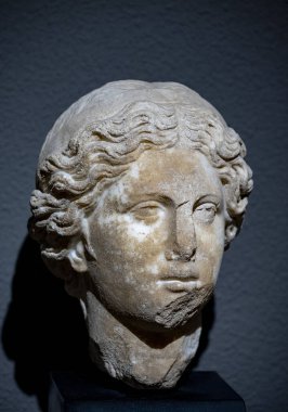 Antik Perge kentinden heykeller, lahitler ve diğer eserler Antalya Müzesi 'nde sergileniyor. Perge, Antalya, Türkiye 'deki sütunlar. Pamphylian antik kentindeki sütunlu caddenin kalıntıları. Perge, Antalya, Türkiye 'deki sütunlar.