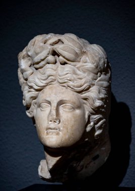 Antik Perge kentinden heykeller, lahitler ve diğer eserler Antalya Müzesi 'nde sergileniyor. Perge, Antalya, Türkiye 'deki sütunlar. Pamphylian antik kentindeki sütunlu caddenin kalıntıları. Perge, Antalya, Türkiye 'deki sütunlar.