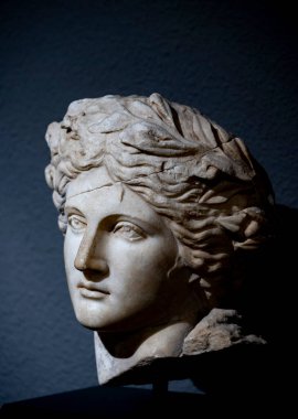 Antik Perge kentinden heykeller, lahitler ve diğer eserler Antalya Müzesi 'nde sergileniyor. Perge, Antalya, Türkiye 'deki sütunlar. Pamphylian antik kentindeki sütunlu caddenin kalıntıları. Perge, Antalya, Türkiye 'deki sütunlar.