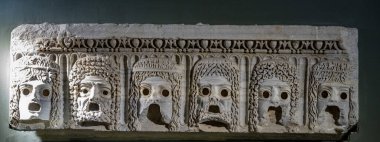 Antik Perge kentinden heykeller, lahitler ve diğer eserler Antalya Müzesi 'nde sergileniyor. Perge, Antalya, Türkiye 'deki sütunlar. Pamphylian antik kentindeki sütunlu caddenin kalıntıları. Perge, Antalya, Türkiye 'deki sütunlar.