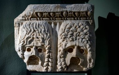 Antik Perge kentinden heykeller, lahitler ve diğer eserler Antalya Müzesi 'nde sergileniyor. Perge, Antalya, Türkiye 'deki sütunlar. Pamphylian antik kentindeki sütunlu caddenin kalıntıları. Perge, Antalya, Türkiye 'deki sütunlar.