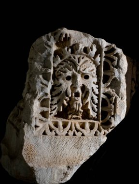 Antik Perge kentinden heykeller, lahitler ve diğer eserler Antalya Müzesi 'nde sergileniyor. Perge, Antalya, Türkiye 'deki sütunlar. Pamphylian antik kentindeki sütunlu caddenin kalıntıları. Perge, Antalya, Türkiye 'deki sütunlar.