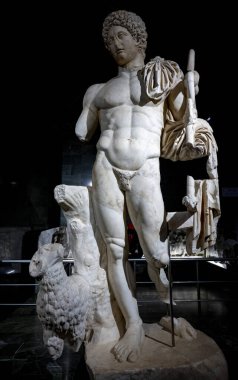 Antik Perge kentinden heykeller, lahitler ve diğer eserler Antalya Müzesi 'nde sergileniyor. Perge, Antalya, Türkiye 'deki sütunlar. Pamphylian antik kentindeki sütunlu caddenin kalıntıları. Perge, Antalya, Türkiye 'deki sütunlar.