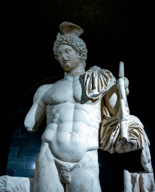 Antik Perge kentinden heykeller, lahitler ve diğer eserler Antalya Müzesi 'nde sergileniyor. Perge, Antalya, Türkiye 'deki sütunlar. Pamphylian antik kentindeki sütunlu caddenin kalıntıları. Perge, Antalya, Türkiye 'deki sütunlar.