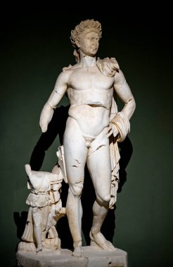 Antik Perge kentinden heykeller, lahitler ve diğer eserler Antalya Müzesi 'nde sergileniyor. Perge, Antalya, Türkiye 'deki sütunlar. Pamphylian antik kentindeki sütunlu caddenin kalıntıları. Perge, Antalya, Türkiye 'deki sütunlar.