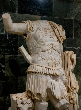 Antik Perge kentinden heykeller, lahitler ve diğer eserler Antalya Müzesi 'nde sergileniyor. Perge, Antalya, Türkiye 'deki sütunlar. Pamphylian antik kentindeki sütunlu caddenin kalıntıları. Perge, Antalya, Türkiye 'deki sütunlar.