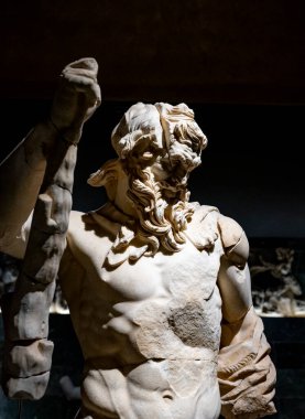 Antik Perge kentinden heykeller, lahitler ve diğer eserler Antalya Müzesi 'nde sergileniyor. Perge, Antalya, Türkiye 'deki sütunlar. Pamphylian antik kentindeki sütunlu caddenin kalıntıları. Perge, Antalya, Türkiye 'deki sütunlar.