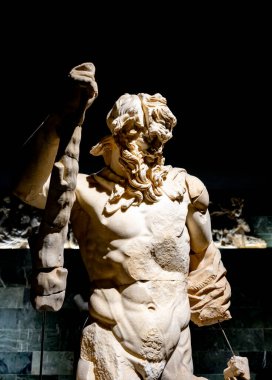 Antik Perge kentinden heykeller, lahitler ve diğer eserler Antalya Müzesi 'nde sergileniyor. Perge, Antalya, Türkiye 'deki sütunlar. Pamphylian antik kentindeki sütunlu caddenin kalıntıları. Perge, Antalya, Türkiye 'deki sütunlar.