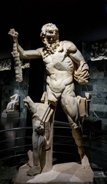 Antik Perge kentinden heykeller, lahitler ve diğer eserler Antalya Müzesi 'nde sergileniyor. Perge, Antalya, Türkiye 'deki sütunlar. Pamphylian antik kentindeki sütunlu caddenin kalıntıları. Perge, Antalya, Türkiye 'deki sütunlar.