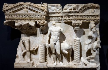 Antik Perge kentinden heykeller, lahitler ve diğer eserler Antalya Müzesi 'nde sergileniyor. Perge, Antalya, Türkiye 'deki sütunlar. Pamphylian antik kentindeki sütunlu caddenin kalıntıları. Perge, Antalya, Türkiye 'deki sütunlar.