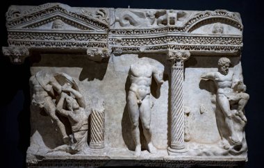 Antik Perge kentinden heykeller, lahitler ve diğer eserler Antalya Müzesi 'nde sergileniyor. Perge, Antalya, Türkiye 'deki sütunlar. Pamphylian antik kentindeki sütunlu caddenin kalıntıları. Perge, Antalya, Türkiye 'deki sütunlar.