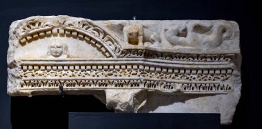 Antik Perge kentinden heykeller, lahitler ve diğer eserler Antalya Müzesi 'nde sergileniyor. Perge, Antalya, Türkiye 'deki sütunlar. Pamphylian antik kentindeki sütunlu caddenin kalıntıları. Perge, Antalya, Türkiye 'deki sütunlar.