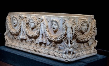 Antik Perge kentinden heykeller, lahitler ve diğer eserler Antalya Müzesi 'nde sergileniyor. Perge, Antalya, Türkiye 'deki sütunlar. Pamphylian antik kentindeki sütunlu caddenin kalıntıları. Perge, Antalya, Türkiye 'deki sütunlar.